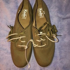 🔥NWOT Olive Green Keds